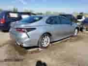 2022 Toyota Camry SE z VIN 4T1G11AK7NU668455, wystawiony jako Copart lot #84560635 z przebiegiem 136 763 mil mil oraz Czysty tytuł • Clean title. Historia ofert i sprzedaży dostępna na DreamBid. Obrazek 3.