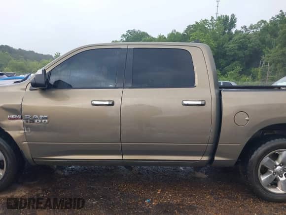 2013 Ram 1500 Outdoorsman z VIN 1C6RR6LT3DS581405, wystawiony jako IAAI lot #42484530 z przebiegiem Nie podano mil oraz . Historia ofert i sprzedaży dostępna na DreamBid. Obrazek 14.