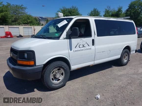2008 Chevrolet City Express Cargo z VIN 1GNHG35K281223762, wystawiony jako IAAI lot #42411164 z przebiegiem 190 225 mil mil oraz . Historia ofert i sprzedaży dostępna na DreamBid. Obrazek 2.