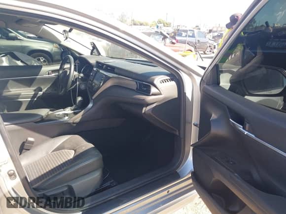 2019 Toyota Camry SE z VIN 4T1B11HK3KU197447, wystawiony jako IAAI lot #43301032 z przebiegiem 94 276 mil mil oraz . Historia ofert i sprzedaży dostępna na DreamBid. Obrazek 5.