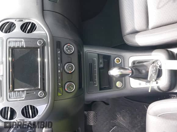 2017 Volkswagen Tiguan S с VIN WVGAV7AX3HW510261, выставлен на аукционе IAAI как лот 43209214 с пробегом 78 790 миль миль и . История ставок и продаж доступна на DreamBid. Изображение 11.