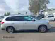 2016 Nissan Pathfinder S z VIN 5N1AR2MN5GC648384, wystawiony jako IAAI lot #41925960 z przebiegiem 93 198 mil mil oraz . Historia ofert i sprzedaży dostępna na DreamBid. Obrazek 14.