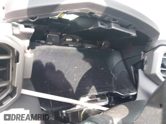 2025 Toyota Tundra SR5 z VIN 5TFWA5DB3SX286467, wystawiony jako IAAI lot #43203208 z przebiegiem Nie podano mil oraz . Historia ofert i sprzedaży dostępna na DreamBid. Obrazek 14.