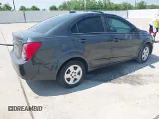 2016 Chevrolet Sonic LS z VIN 1G1JA5SH3G4108996, wystawiony jako IAAI lot #43055922 z przebiegiem 80 300 mil mil oraz . Historia ofert i sprzedaży dostępna na DreamBid. Obrazek 4.