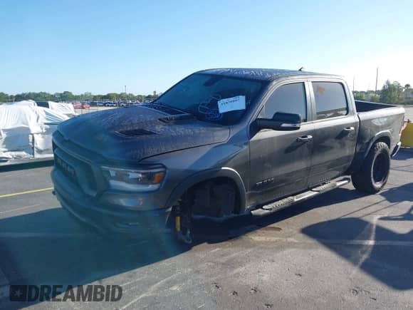 2019 Ram 1500 Rebel z VIN 1C6RRELT8KN549233, wystawiony jako IAAI lot #41830807 z przebiegiem 110 335 mil mil oraz . Historia ofert i sprzedaży dostępna na DreamBid. Obrazek 2.