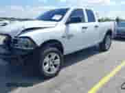 2019 Ram 1500 Tradesman z VIN 1C6RR6FT6KS545782, wystawiony jako IAAI lot #42223635 z przebiegiem 117 381 mil mil oraz . Historia ofert i sprzedaży dostępna na DreamBid. Obrazek 2.