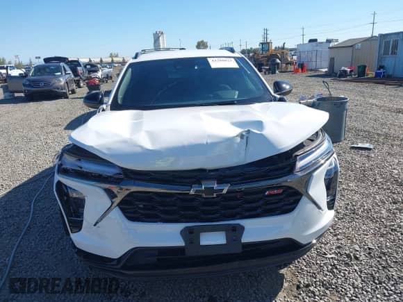 2025 Chevrolet Trax 2RS z VIN KL77LJEP6SC086494, wystawiony jako IAAI lot #43288023 z przebiegiem 1 989 mil mil oraz . Historia ofert i sprzedaży dostępna na DreamBid. Obrazek 13.