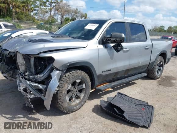 2019 Ram 1500 Rebel z VIN 1C6SRFLT6KN657759, wystawiony jako IAAI lot #41721482 z przebiegiem 142 089 mil mil oraz . Historia ofert i sprzedaży dostępna na DreamBid. Obrazek 18.