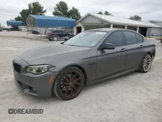 2016 BMW 5 Series 550i z VIN WBAKN9C57GD963192, wystawiony jako Copart lot #43717255 z przebiegiem 55 007 mil mil oraz Czysty tytuł • Clean title. Historia ofert i sprzedaży dostępna na DreamBid. Obrazek 1.