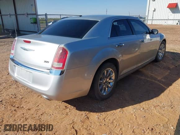 2012 Chrysler 300 Limited z VIN 2C3CCACG1CH309578, wystawiony jako IAAI lot #43423550 z przebiegiem 166 557 mil mil oraz . Historia ofert i sprzedaży dostępna na DreamBid. Obrazek 4.