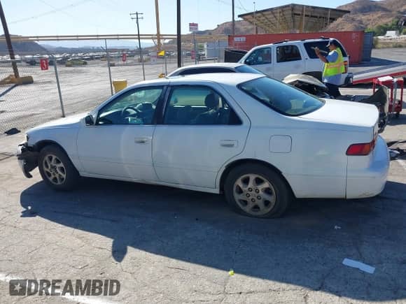 1997 Toyota Camry LE z VIN 4T1BF22K8VU903719, wystawiony jako IAAI lot #43385700 z przebiegiem 260 820 mil mil oraz . Historia ofert i sprzedaży dostępna na DreamBid. Obrazek 14.