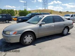 2001 Toyota Camry CE z VIN 4T1BG28K01U073977, wystawiony jako Copart lot #68116485 z przebiegiem 168 432 mil mil oraz Szkoda całkowita • Salvage title. Historia ofert i sprzedaży dostępna na DreamBid. Obrazek 1.