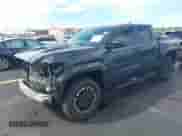 2024 Toyota Tacoma SR5 z VIN 3TYKB5FN6RT007410, wystawiony jako IAAI lot #43205199 z przebiegiem 26 768 mil mil oraz . Historia ofert i sprzedaży dostępna na DreamBid. Obrazek 2.