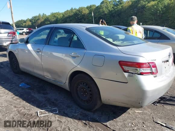 2010 Toyota Camry z VIN 4T1BF3EK4AU020969, wystawiony jako IAAI lot #43324670 z przebiegiem 272 629 mil mil oraz . Historia ofert i sprzedaży dostępna na DreamBid. Obrazek 3.