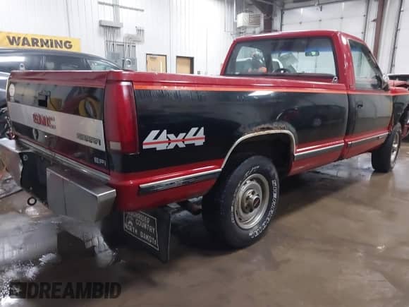 1990 GMC Sierra 1500 z VIN 1GTDK14K7LE522631, wystawiony jako IAAI lot #41424510 z przebiegiem 263 201 mil mil oraz . Historia ofert i sprzedaży dostępna na DreamBid. Obrazek 4.