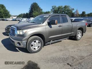 2010 Toyota Tundra с VIN 5TFUY5F17AX135931, выставлен на аукционе Copart как лот 71210745 с пробегом 232 488 миль миль и Списание • Salvage title. История ставок и продаж доступна на DreamBid. Изображение 1.