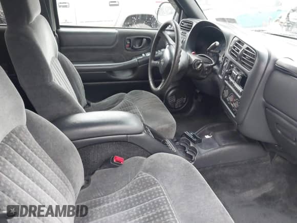 2000 Chevrolet Blazer LT z VIN 1GNDT13W9YK287456, wystawiony jako IAAI lot #42450504 z przebiegiem 139 649 mil mil oraz . Historia ofert i sprzedaży dostępna na DreamBid. Obrazek 5.