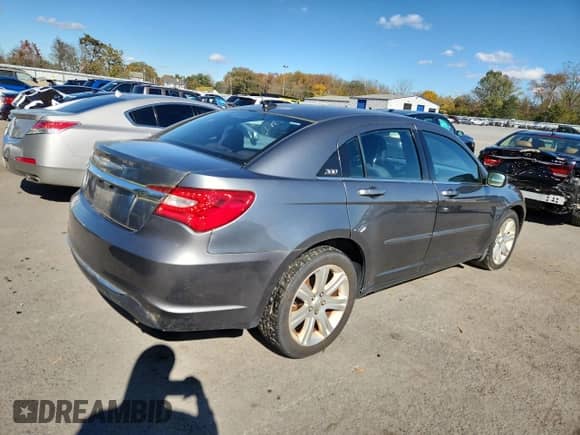 2013 Chrysler 200 Touring with VIN 1C3CCBBB1DN714652, listed as a Copart auction lot 82708725 with 151,536 mi miles and Clean title. Bid and sale history available at DreamBid. Image 3.
