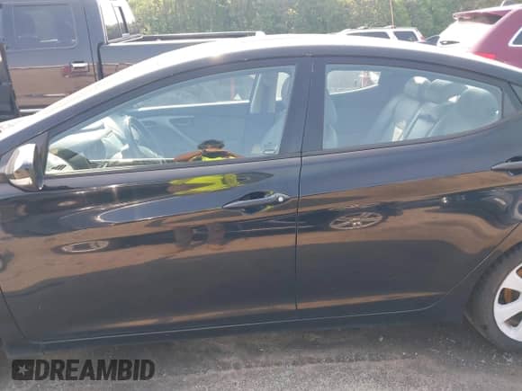 2013 Hyundai Elantra GLS z VIN KMHDH4AEXDU656597, wystawiony jako IAAI lot #42389315 z przebiegiem 173 093 mil mil oraz . Historia ofert i sprzedaży dostępna na DreamBid. Obrazek 14.