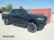 2019 Ram 1500 Big Horn z VIN 1C6RRFFG1KN886749, wystawiony jako IAAI lot #40547666 z przebiegiem 56 146 mil mil oraz . Historia ofert i sprzedaży dostępna na DreamBid. Obrazek 1.
