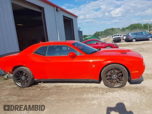 2022 Dodge Challenger R/T Scat Pack Widebody z VIN 2C3CDZFJ3NH254704, wystawiony jako IAAI lot #42648108 z przebiegiem 14 405 mil mil oraz . Historia ofert i sprzedaży dostępna na DreamBid. Obrazek 13.