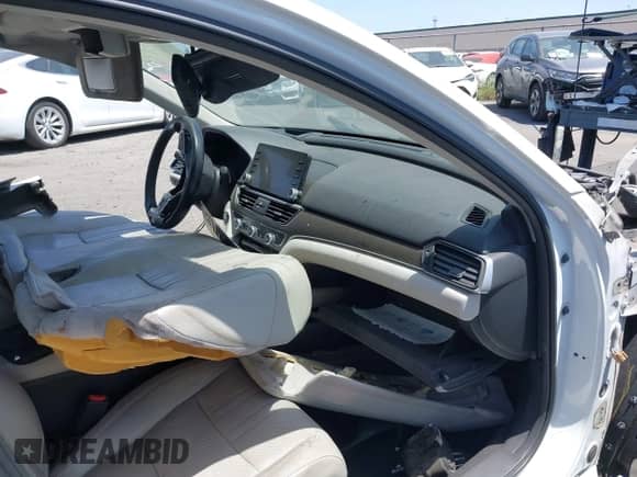 2018 Honda Accord Touring with VIN 1HGCV2F9XJA002139, listed as a IAAI auction lot 42324789 with Not provided miles and . Bid and sale history available at DreamBid. Image 5.