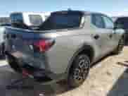 2024 Hyundai Santa Cruz SEL z VIN 5NTJBDAE9RH101121, wystawiony jako Copart lot #77306254 z przebiegiem Nie podano mil oraz Nie do naprawy • Non repairable. Historia ofert i sprzedaży dostępna na DreamBid. Obrazek 3.