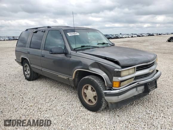 1999 Chevrolet Tahoe Police Special z VIN 1GNEC13R6XR150124, wystawiony jako Copart lot #70630524 z przebiegiem 238 990 mil mil oraz Szkoda całkowita • Salvage title. Historia ofert i sprzedaży dostępna na DreamBid. Obrazek 4.