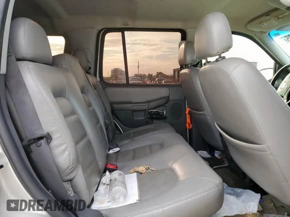 2005 Ford Explorer XLT z VIN 1FMZU63K75ZA05884, wystawiony jako Copart lot #62812105 z przebiegiem 156 583 mil mil oraz Szkoda całkowita • Salvage title. Historia ofert i sprzedaży dostępna na DreamBid. Obrazek 11.