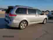 2012 Toyota Sienna LE с VIN 5TDKK3DC2CS270793, выставлен на аукционе Copart как лот 85106675 с пробегом 266 356 миль миль и Списание • Salvage title. История ставок и продаж доступна на DreamBid. Изображение 3.