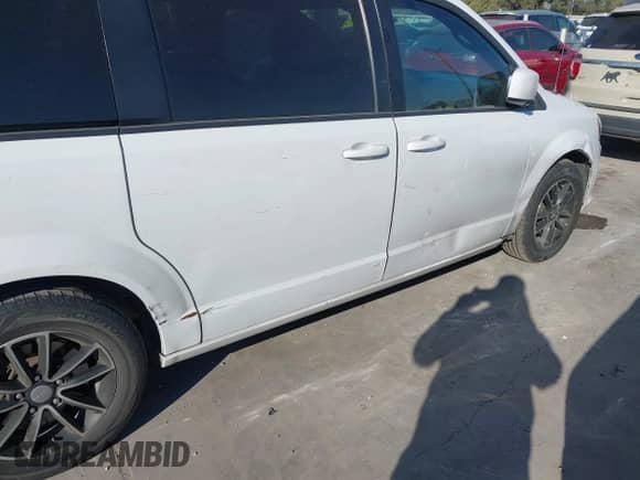 2018 Dodge Grand Caravan SE with VIN 2C4RDGBGXJR152910, listed as a IAAI auction lot 43406932 with 204,400 mi miles and . Bid and sale history available at DreamBid. Image 17.