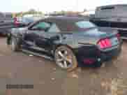 2017 Ford Mustang V6 z VIN 1FATP8EM5H5285088, wystawiony jako IAAI lot #43135719 z przebiegiem 76 248 mil mil oraz . Historia ofert i sprzedaży dostępna na DreamBid. Obrazek 3.