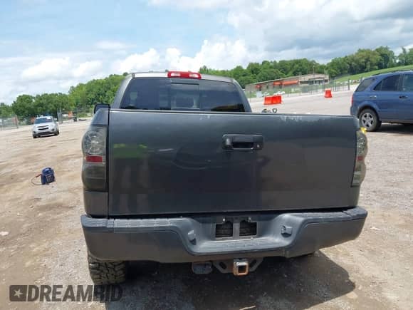 2011 Toyota Tundra с VIN 5TFUY5F17BX185083, выставлен на аукционе IAAI как лот 42516836 с пробегом 124 311 миль миль и . История ставок и продаж доступна на DreamBid. Изображение 16.