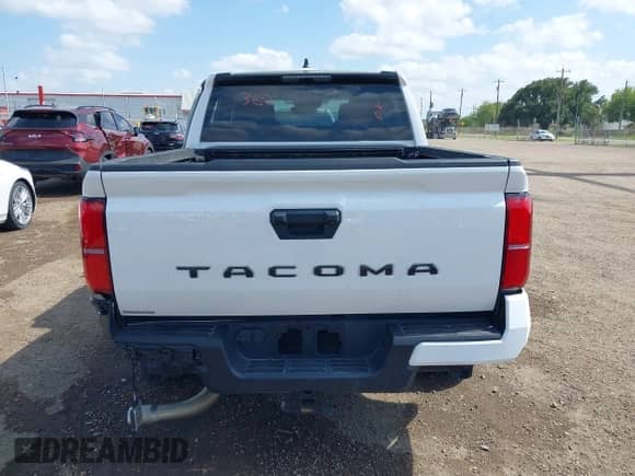 2024 Toyota Tacoma SR5 z VIN 3TYKB5FN8RT006646, wystawiony jako IAAI lot #42552787 z przebiegiem 23 870 mil mil oraz . Historia ofert i sprzedaży dostępna na DreamBid. Obrazek 17.