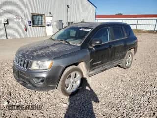 2013 Jeep Compass Sport z VIN 1C4NJCBB4DD234983, wystawiony jako Copart lot #84395325 z przebiegiem 146 559 mil mil oraz Czysty tytuł • Clean title. Historia ofert i sprzedaży dostępna na DreamBid. Obrazek 1.