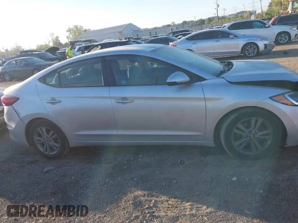 2017 Hyundai Elantra SE z VIN 5NPD84LF7HH055576, wystawiony jako IAAI lot #43330336 z przebiegiem 113 103 mil mil oraz . Historia ofert i sprzedaży dostępna na DreamBid. Obrazek 13.