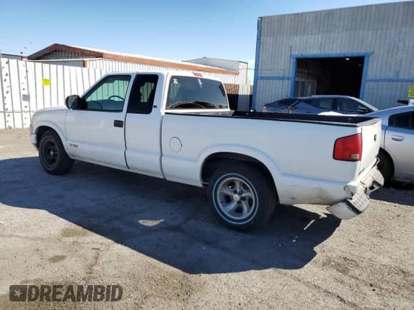1998 Chevrolet S-10 LS with VIN 1GCCS1947W8218675, listed as a Copart auction lot 49443955 with 274,750 mi miles and Salvage title. Bid and sale history available at DreamBid. Image 2.