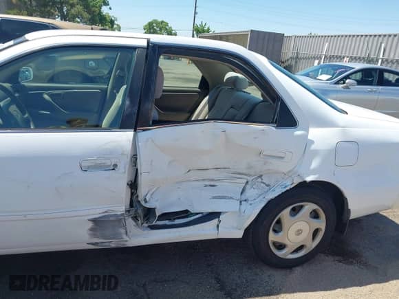 1997 Toyota Camry LE z VIN JT2BF22K6V0052184, wystawiony jako IAAI lot #42608245 z przebiegiem 188 191 mil mil oraz . Historia ofert i sprzedaży dostępna na DreamBid. Obrazek 6.