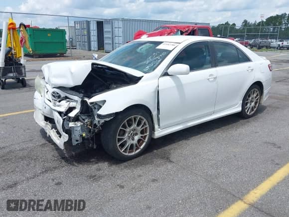 2011 Toyota Camry LE z VIN 4T1BF3EK2BU591894, wystawiony jako IAAI lot #42482786 z przebiegiem 205 829 mil mil oraz . Historia ofert i sprzedaży dostępna na DreamBid. Obrazek 2.