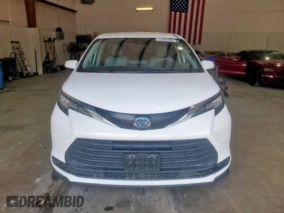 2021 Toyota Sienna LE z VIN 5TDKRKEC6MS042754, wystawiony jako Copart lot #80634475 z przebiegiem 101 586 mil mil oraz Szkoda całkowita • Salvage title. Historia ofert i sprzedaży dostępna na DreamBid. Obrazek 5.