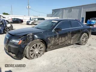 2013 Chrysler 300 S z VIN 2C3CCABT7DH732360, wystawiony jako Copart lot #57065635 z przebiegiem 120 212 mil mil oraz Szkoda całkowita • Salvage title. Historia ofert i sprzedaży dostępna na DreamBid. Obrazek 1.