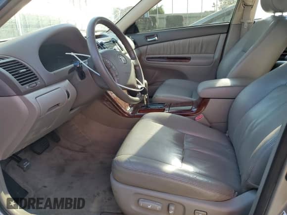 2005 Toyota Camry LE с VIN JTDBF32K750162836, выставлен на аукционе Copart как лот 81082105 с пробегом 131 582 миль миль и Списание • Salvage title. История ставок и продаж доступна на DreamBid. Изображение 7.