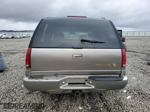 2000 Cadillac Escalade z VIN 1GYEK13RXYR103671, wystawiony jako Copart lot #48146125 z przebiegiem 271 195 mil mil oraz Szkoda całkowita • Salvage title. Historia ofert i sprzedaży dostępna na DreamBid. Obrazek 6.
