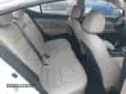 2017 Hyundai Elantra SE z VIN 5NPD84LF5HH052515, wystawiony jako IAAI lot #43431716 z przebiegiem 80 025 mil mil oraz . Historia ofert i sprzedaży dostępna na DreamBid. Obrazek 8.