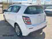 2018 Chevrolet Sonic LT z VIN 1G1JG6SH9J4110845, wystawiony jako Copart lot #82162555 z przebiegiem 137 730 mil mil oraz Czysty tytuł • Clean title. Historia ofert i sprzedaży dostępna na DreamBid. Obrazek 3.