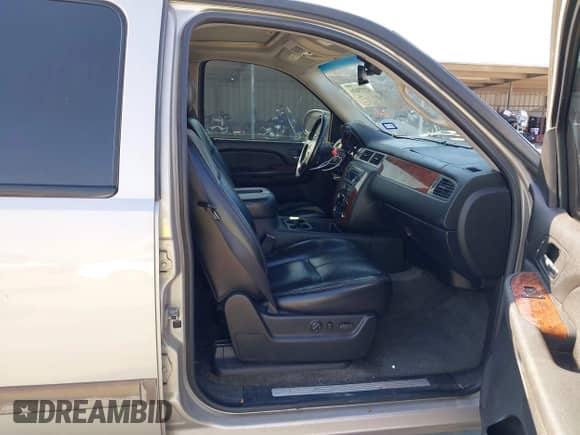 2007 Chevrolet Suburban LTZ z VIN 3GNFC16J57G103628, wystawiony jako IAAI lot #42373026 z przebiegiem 293 570 mil mil oraz . Historia ofert i sprzedaży dostępna na DreamBid. Obrazek 5.