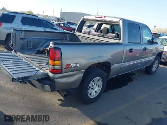 2006 GMC Sierra 1500 SLT with VIN 2GTEK13Z761346124, listed as a IAAI auction lot 41992231 with 265,402 mi miles and . Bid and sale history available at DreamBid. Image 4.