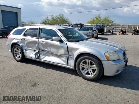 2005 Dodge Magnum RT with VIN 2D4GV58215H676806, listed as a Copart auction lot 69137735 with 185,807 mi miles and Salvage title. Bid and sale history available at DreamBid. Image 4.