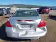 2006 Honda Accord LX z VIN 1HGCM56416A170980, wystawiony jako IAAI lot #43283364 z przebiegiem 198 336 mil mil oraz . Historia ofert i sprzedaży dostępna na DreamBid. Obrazek 16.