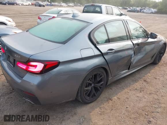 2021 BMW 5 Series 530i xDrive z VIN WBA13BJ03MWX10421, wystawiony jako IAAI lot #42409758 z przebiegiem 72 606 mil mil oraz . Historia ofert i sprzedaży dostępna na DreamBid. Obrazek 4.